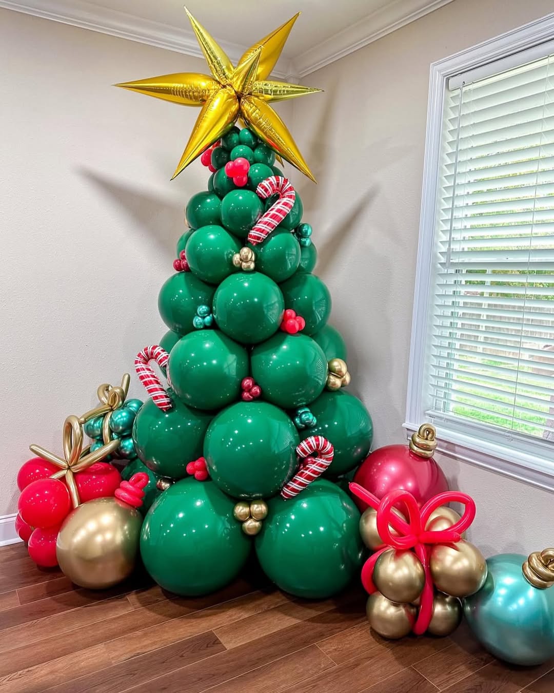 Balloon Christmas Tree Decoration: Winter Wonderland