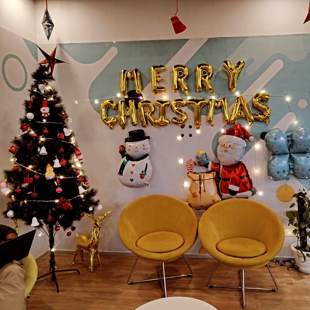 Premium Christmas Corner Decoration: Gold Foil 'Merry Christmas' Balloon Setup & Tree