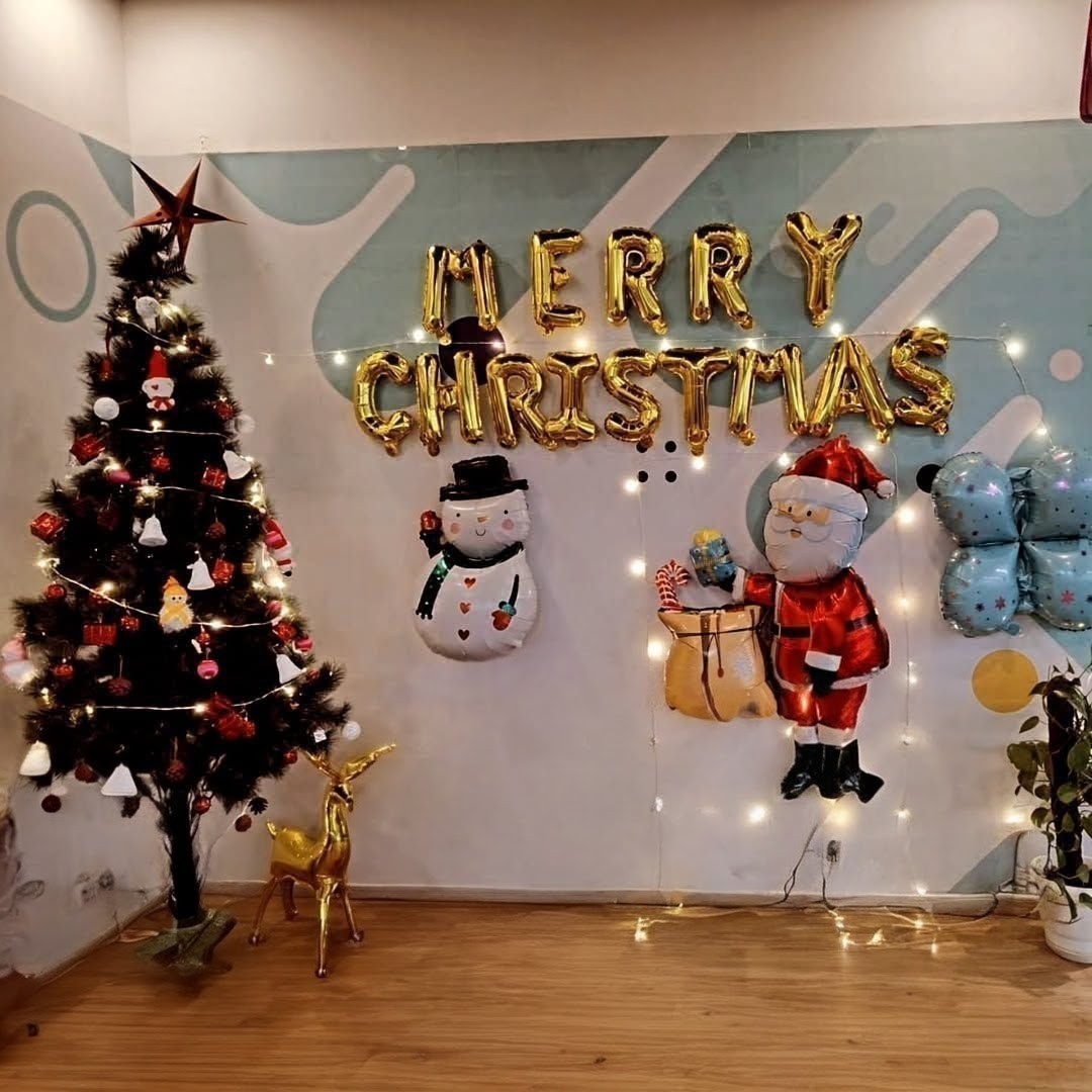 Premium Christmas Corner Decoration: Gold Foil 'Merry Christmas' Balloon Setup & Tree