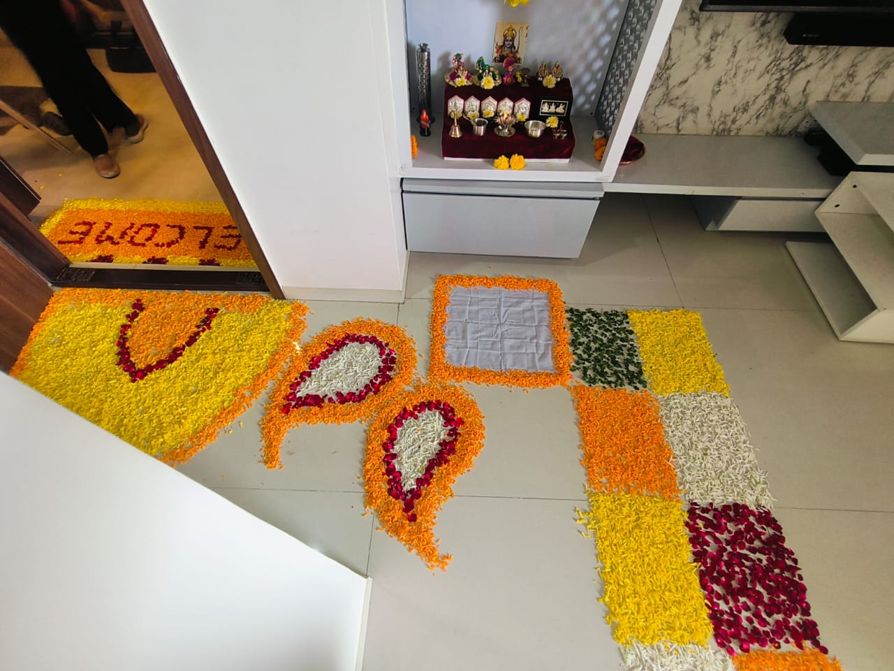 Grand "Welcome Baby" Home Entry Decor – Floral Aisle & Character Balloon Pillars